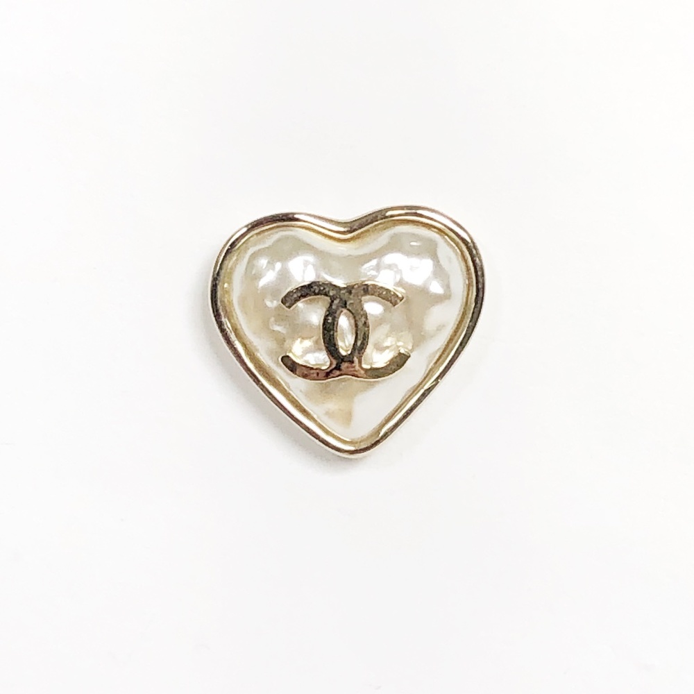 CHANEL 22C AB7530 CC RUNWAY LARGE GOLD PEARLY HEART EARRING